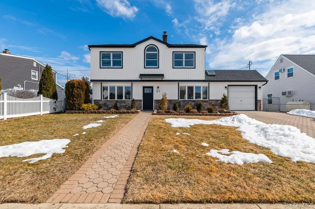 89 Ridge Lane Levittown NY 11756