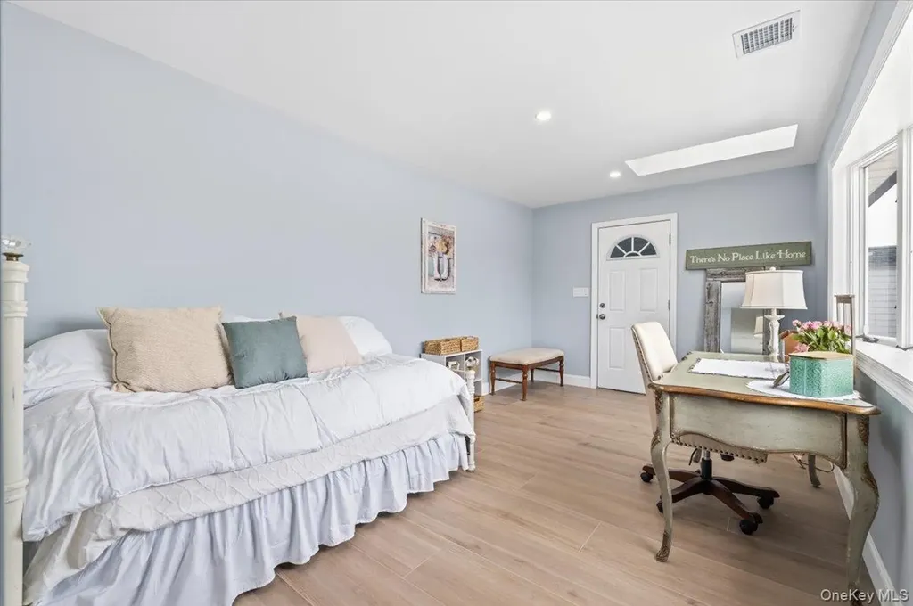 89 Ridge Lane Levittown NY 11756