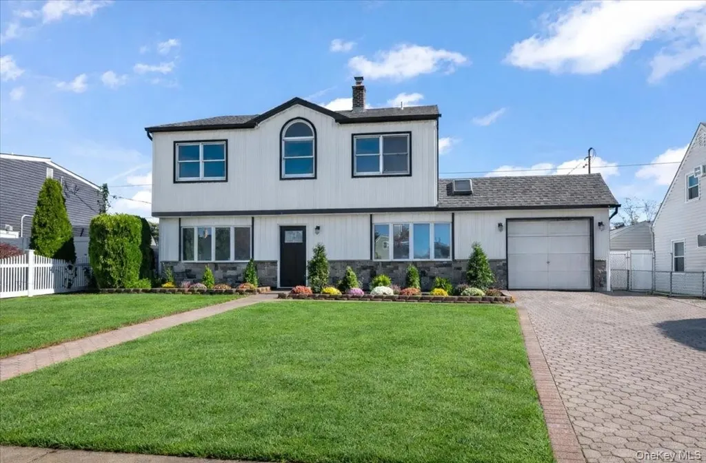 89 Ridge Lane Levittown NY 11756