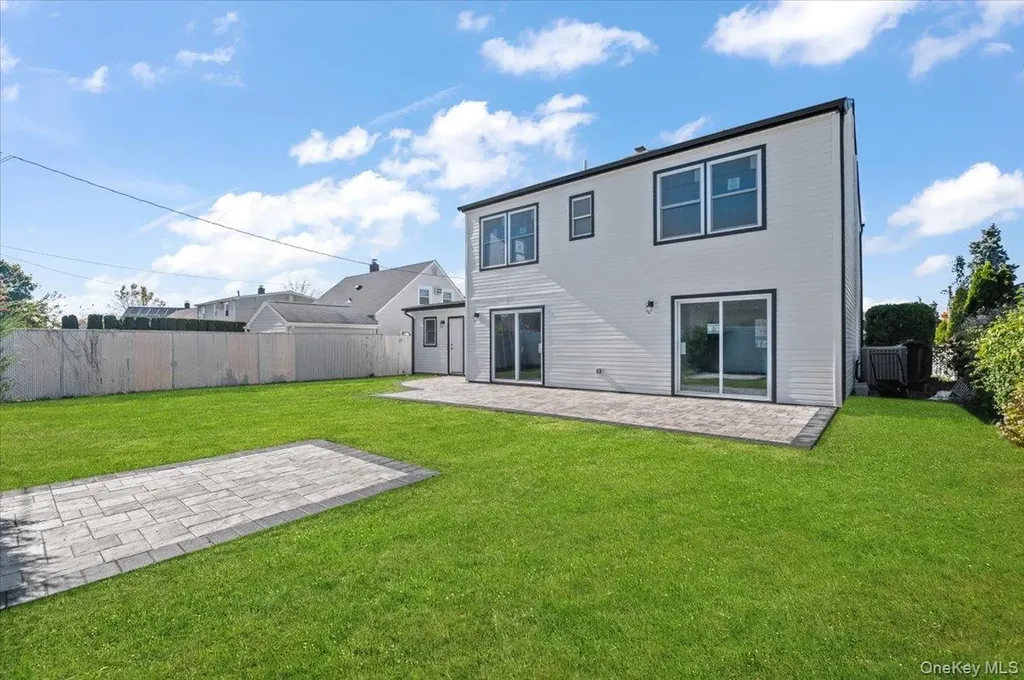 89 Ridge Lane Levittown NY 11756