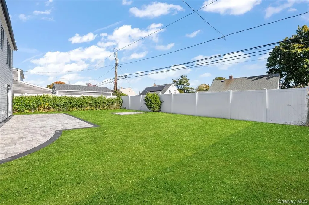 89 Ridge Lane Levittown NY 11756