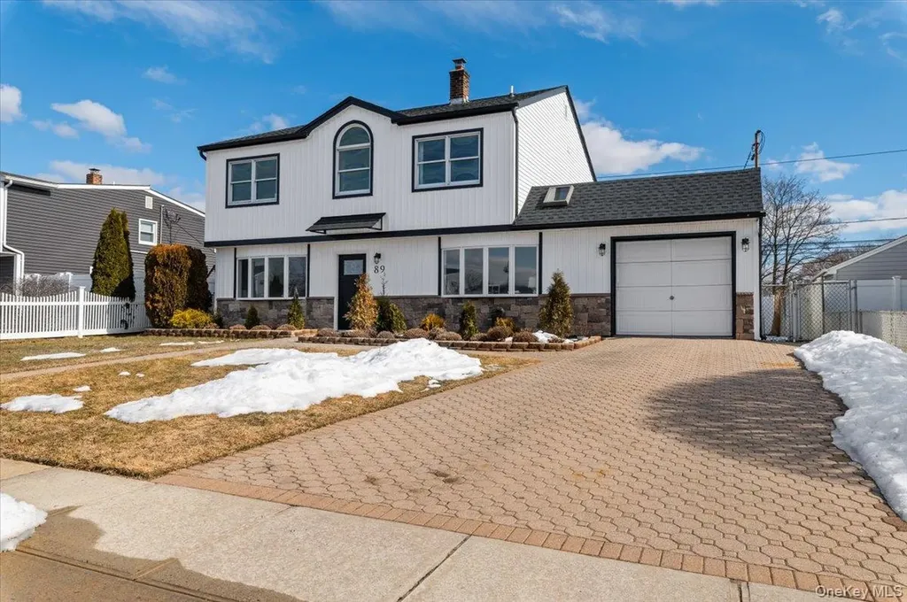 89 Ridge Lane Levittown NY 11756