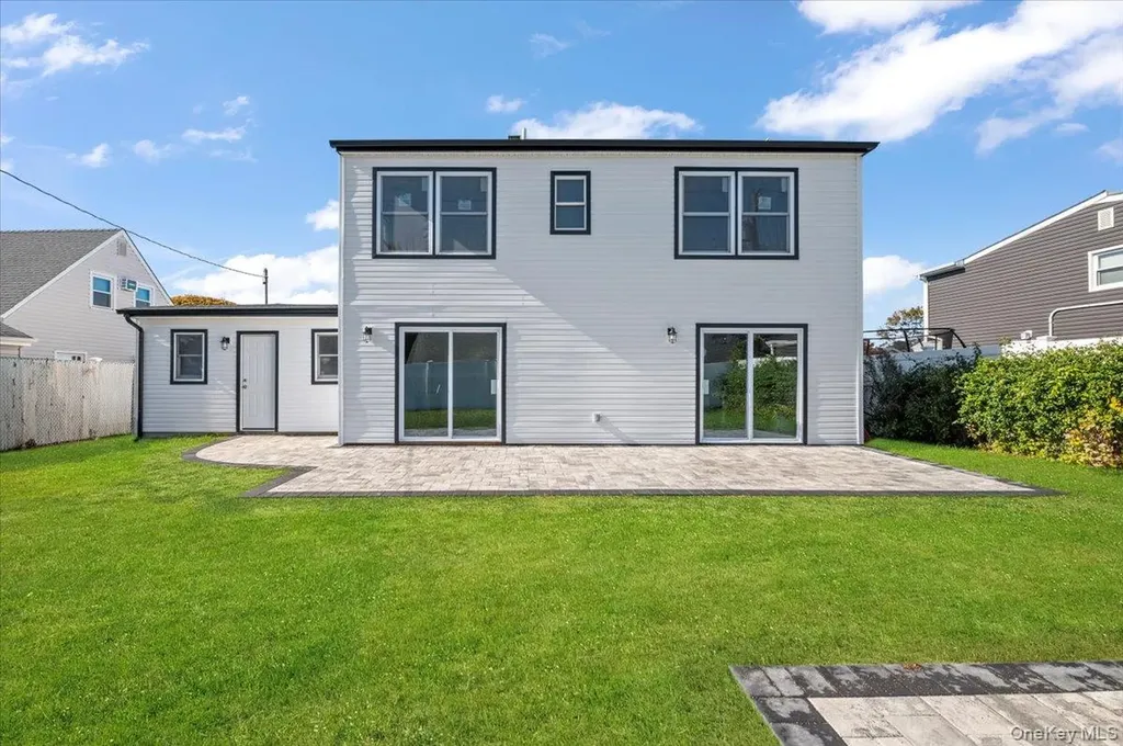89 Ridge Lane Levittown NY 11756