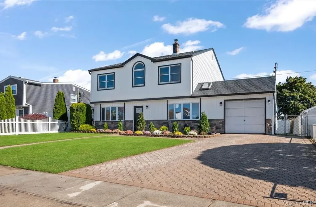 89 Ridge Lane Levittown NY 11756