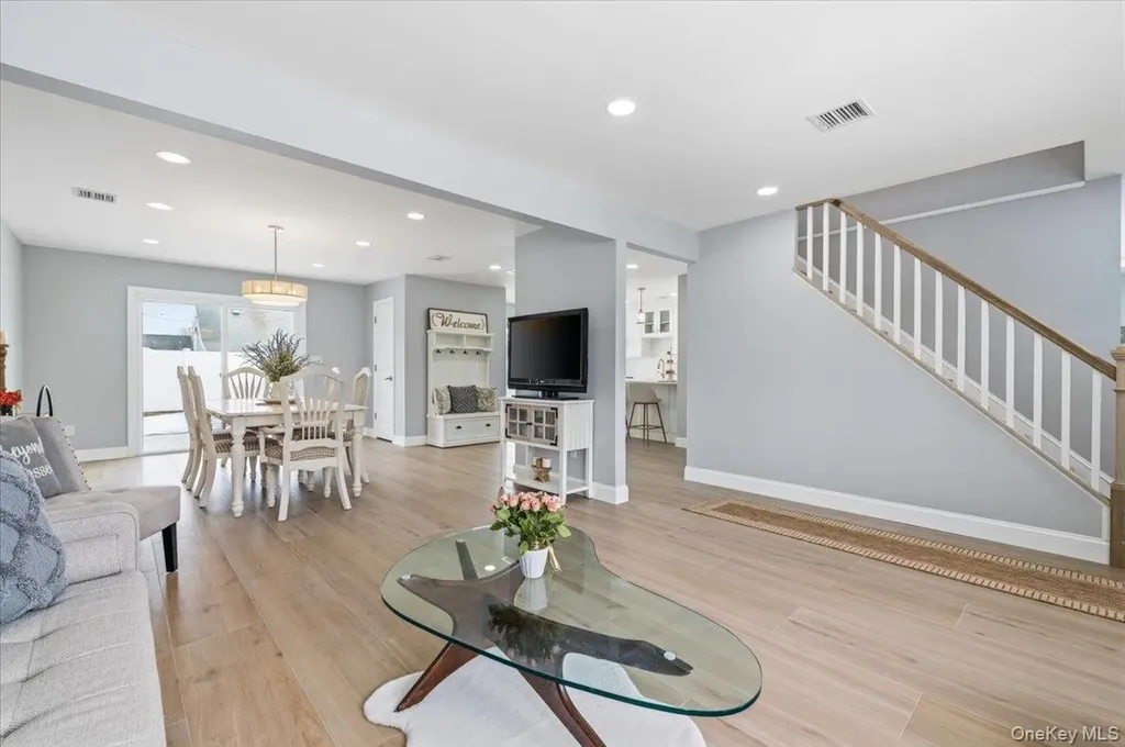 89 Ridge Lane Levittown NY 11756