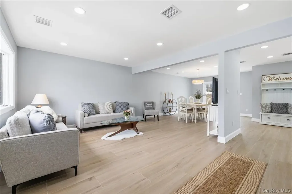 89 Ridge Lane Levittown NY 11756