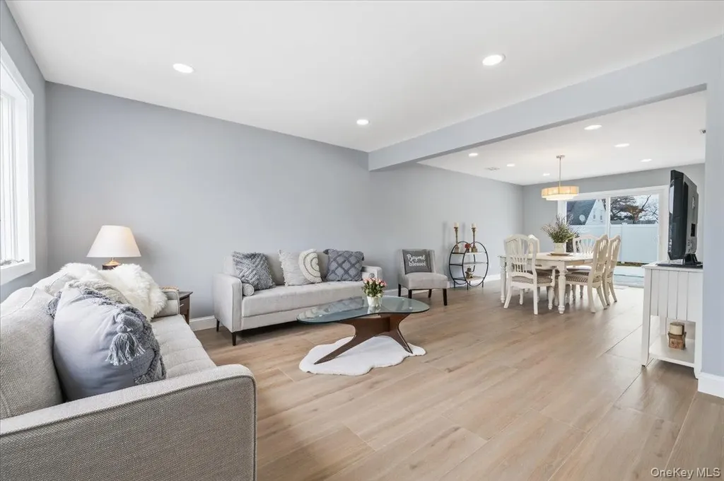 89 Ridge Lane Levittown NY 11756