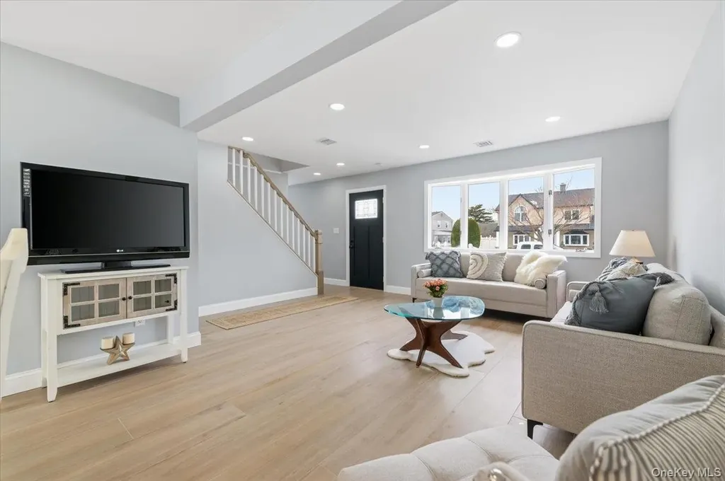 89 Ridge Lane Levittown NY 11756
