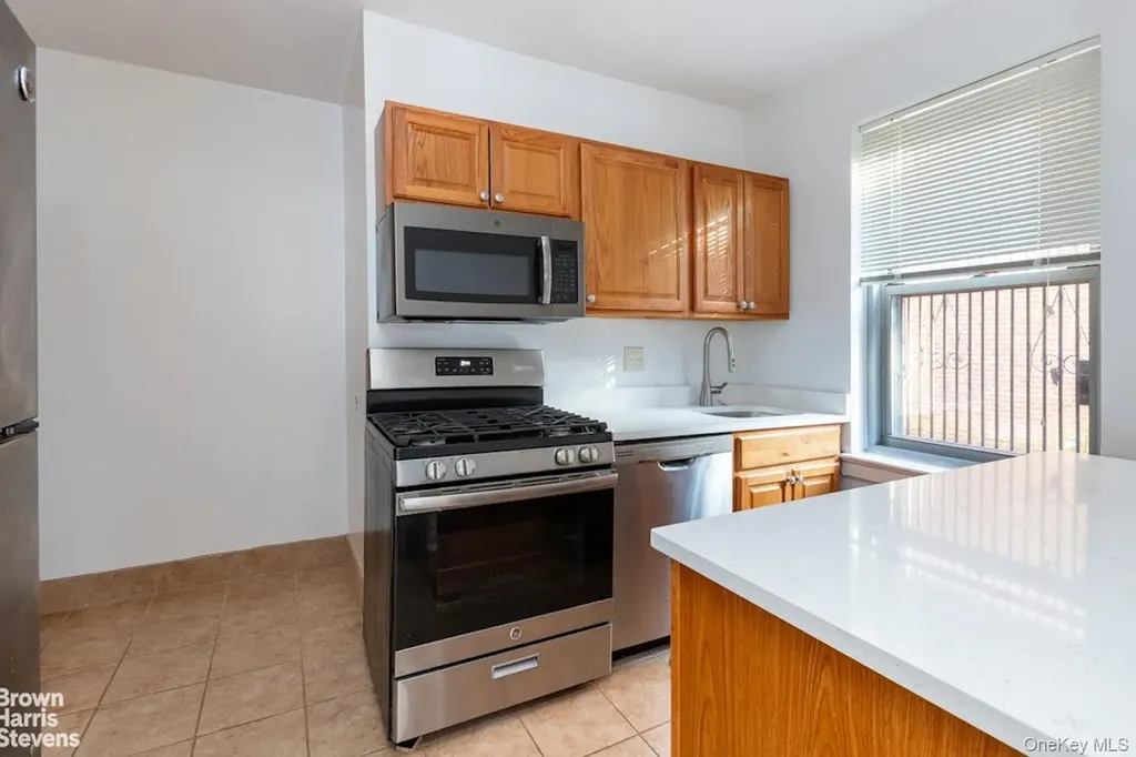 4445 Post Road Bronx NY 10471