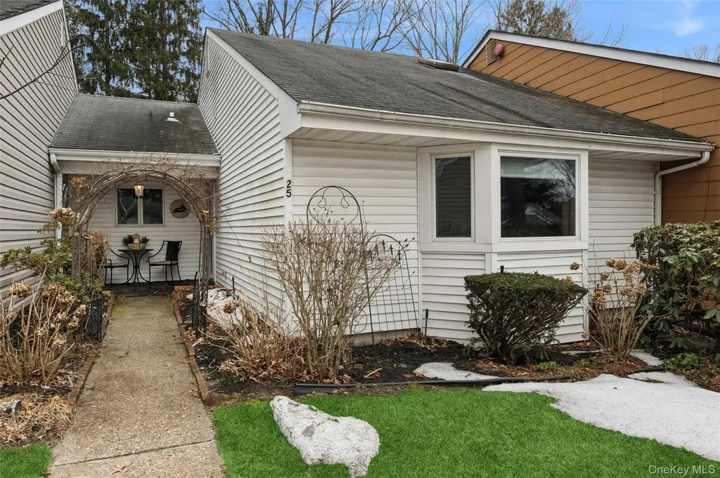 25 Freemont Lane Coram NY 11727