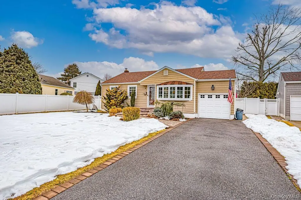 4 Hollyberry Road Plainview NY 11803