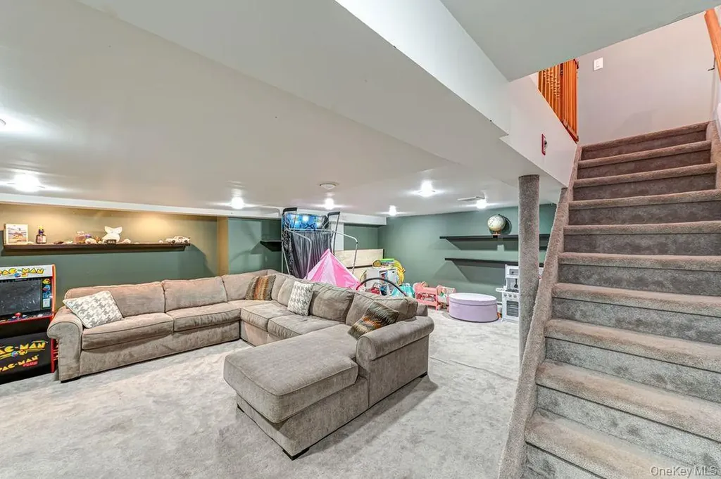 4 Hollyberry Road Plainview NY 11803