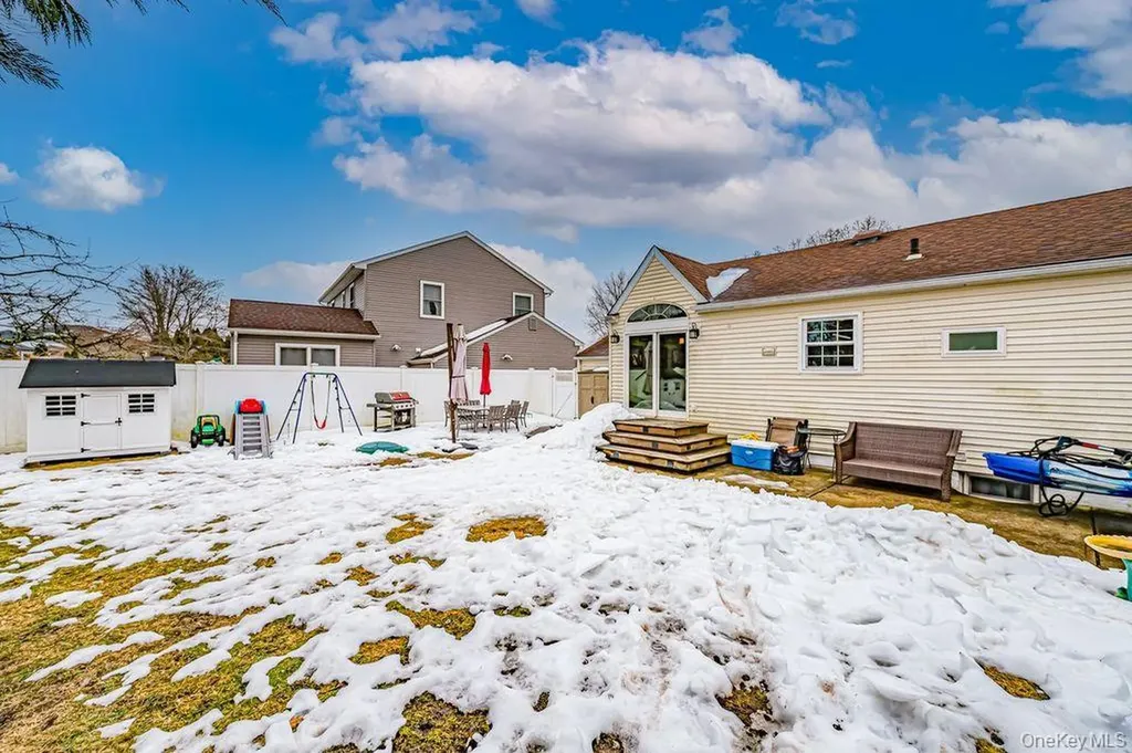 4 Hollyberry Road Plainview NY 11803