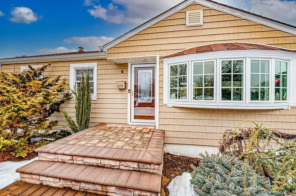 4 Hollyberry Road Plainview NY 11803