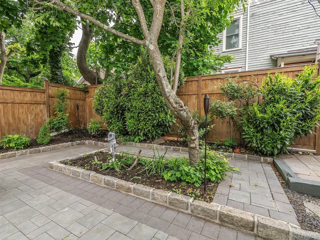 24 Maple Avenue Sea Cliff NY 11579