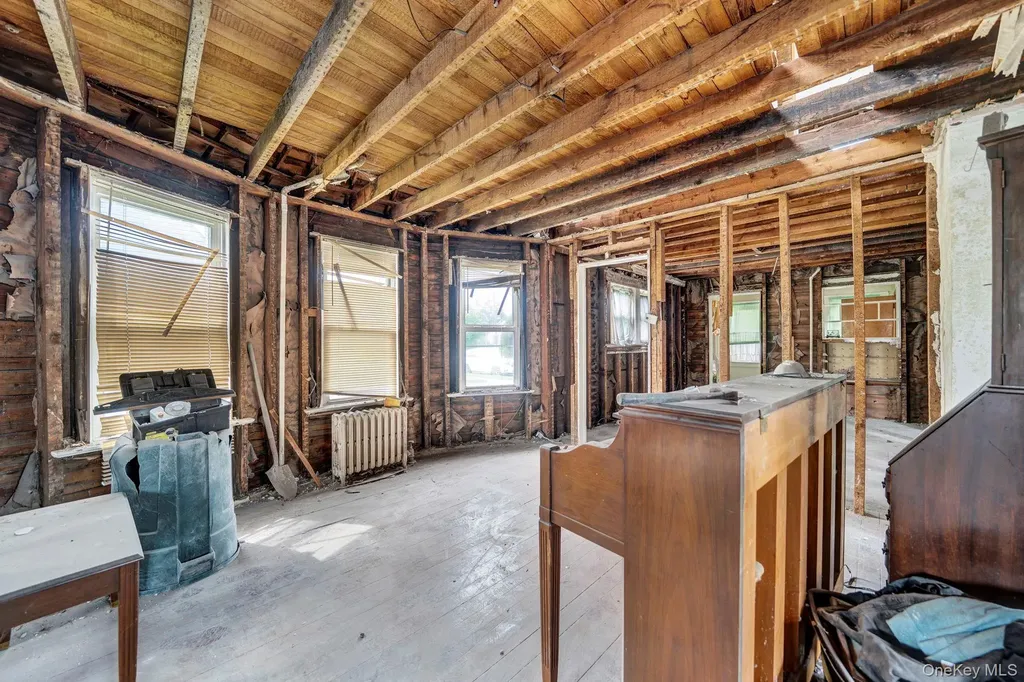 64 4th Avenue New Hyde Park NY 11040