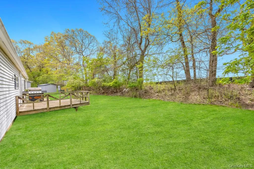 1407 Middle Calverton NY 11933