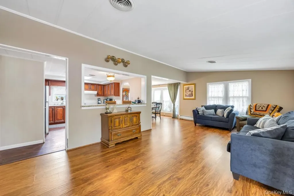 1407 Middle Calverton NY 11933