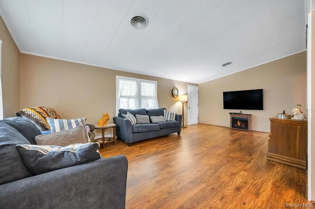 1407 Middle Calverton NY 11933