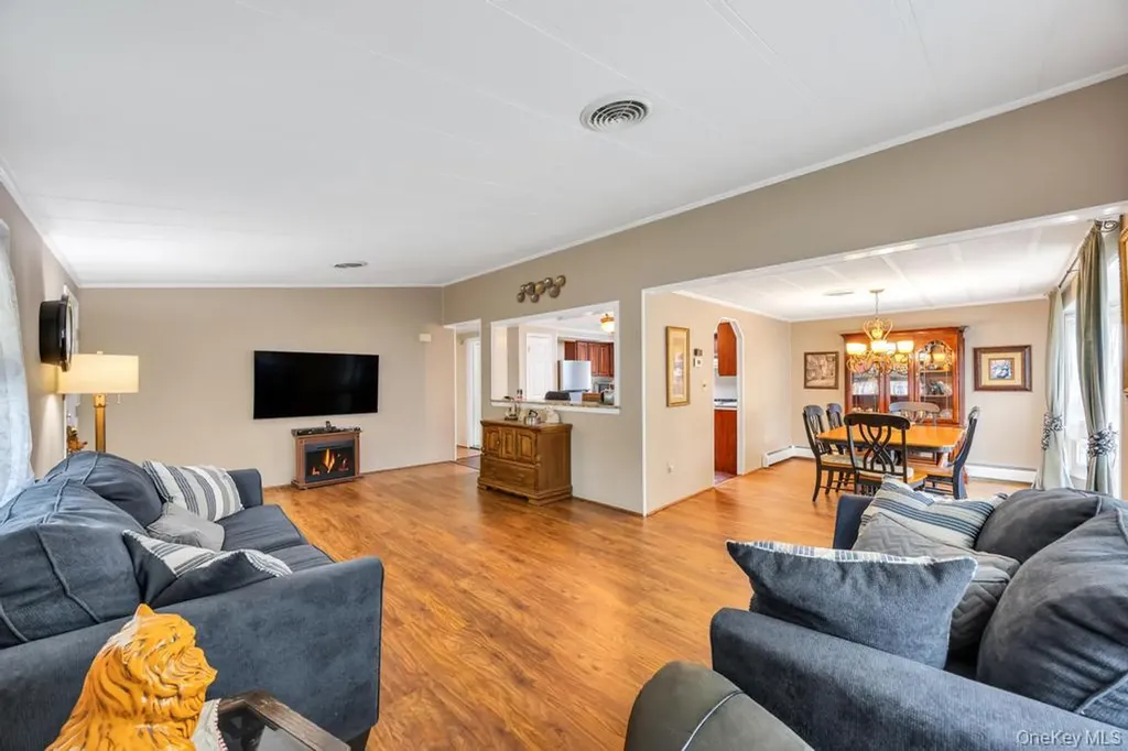 1407 Middle Calverton NY 11933