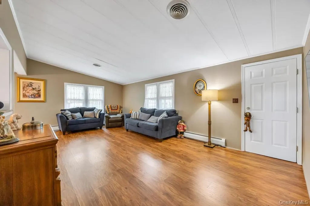 1407 Middle Calverton NY 11933