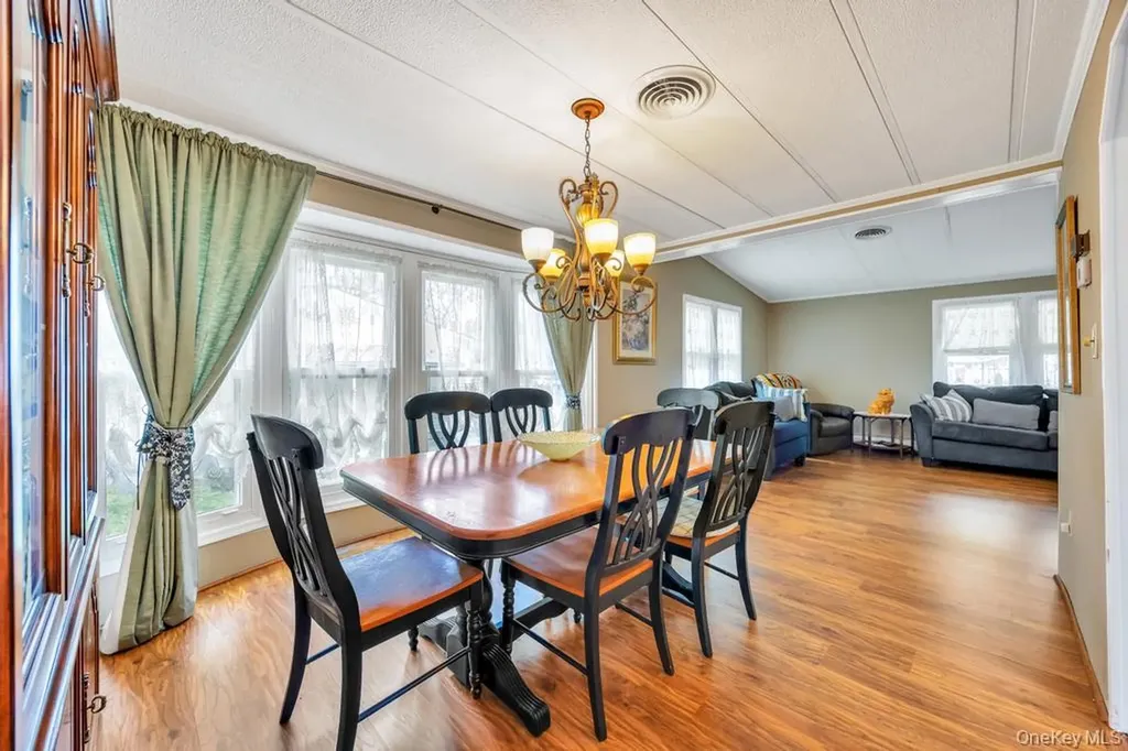 1407 Middle Calverton NY 11933