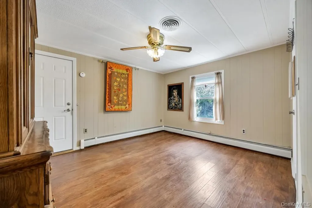 1407 Middle Calverton NY 11933