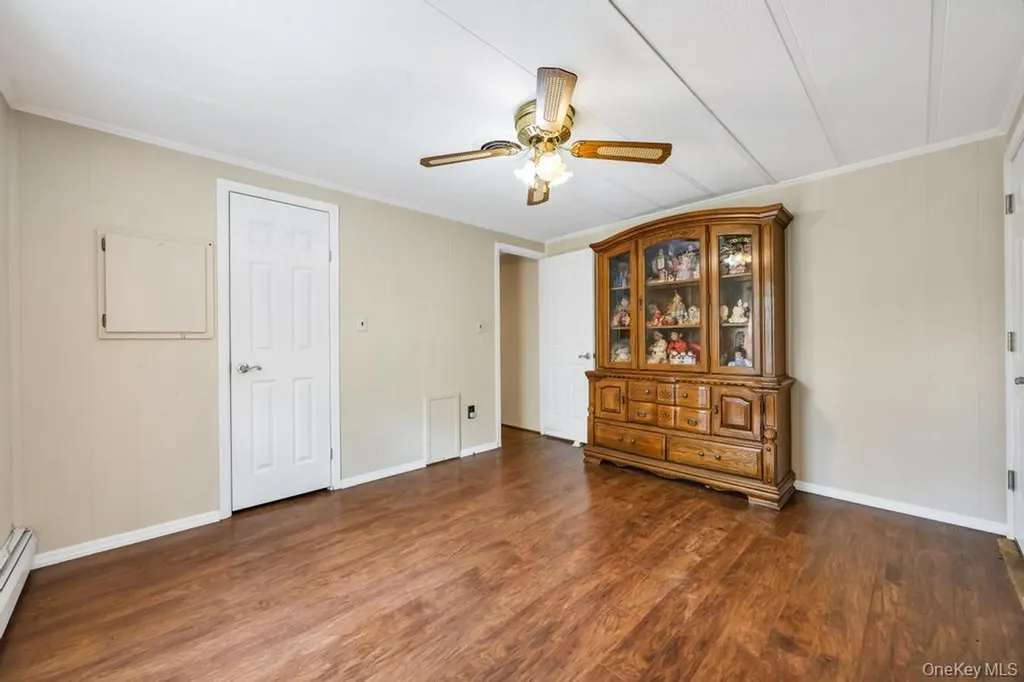 1407 Middle Calverton NY 11933