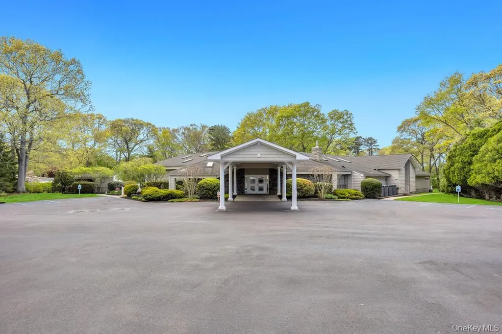 1407 Middle Calverton NY 11933
