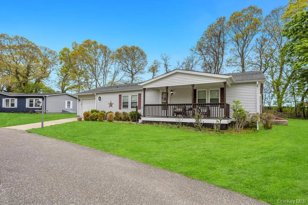 1407 Middle Calverton NY 11933