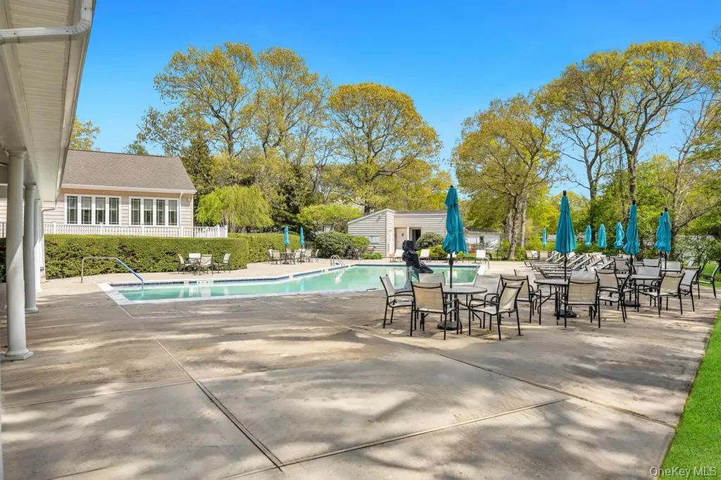 1407 Middle Calverton NY 11933
