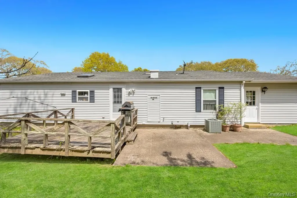 1407 Middle Calverton NY 11933