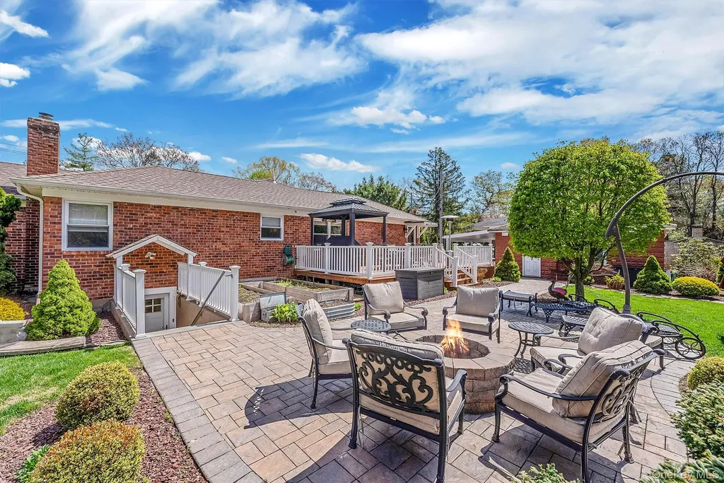 193 Dix Hills Road Dix Hills NY 11746