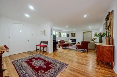27 Ridge Drive E Great Neck NY 11021
