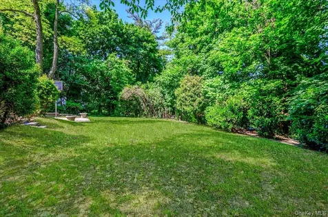 27 Ridge Drive E Great Neck NY 11021