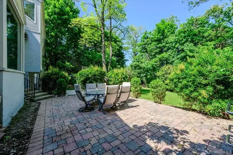 27 Ridge Drive E Great Neck NY 11021