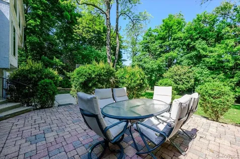 27 Ridge Drive E Great Neck NY 11021