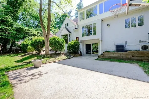 27 Ridge Drive E Great Neck NY 11021
