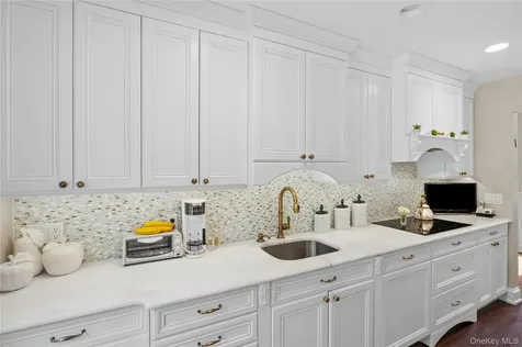 77 Lake Drive Manhasset Hills NY 11040