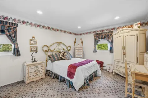 77 Lake Drive Manhasset Hills NY 11040