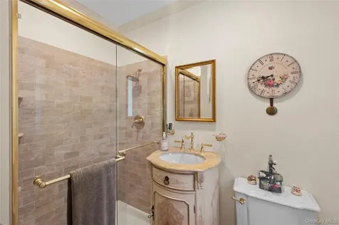 77 Lake Drive Manhasset Hills NY 11040