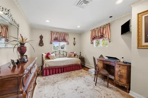 77 Lake Drive Manhasset Hills NY 11040