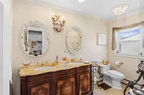77 Lake Drive Manhasset Hills NY 11040