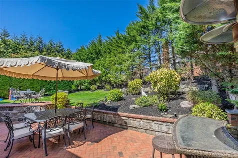 77 Lake Drive Manhasset Hills NY 11040