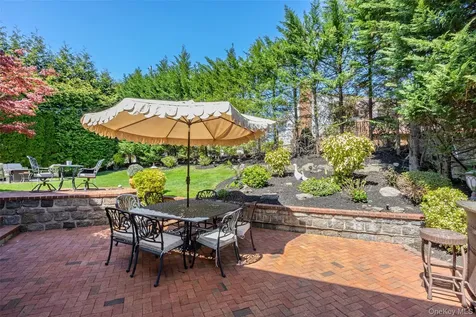77 Lake Drive Manhasset Hills NY 11040