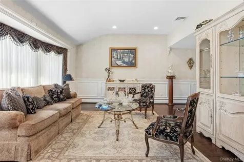 77 Lake Drive Manhasset Hills NY 11040