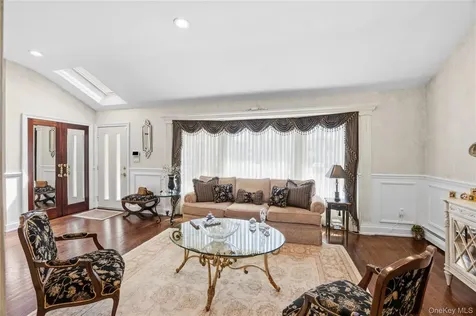77 Lake Drive Manhasset Hills NY 11040