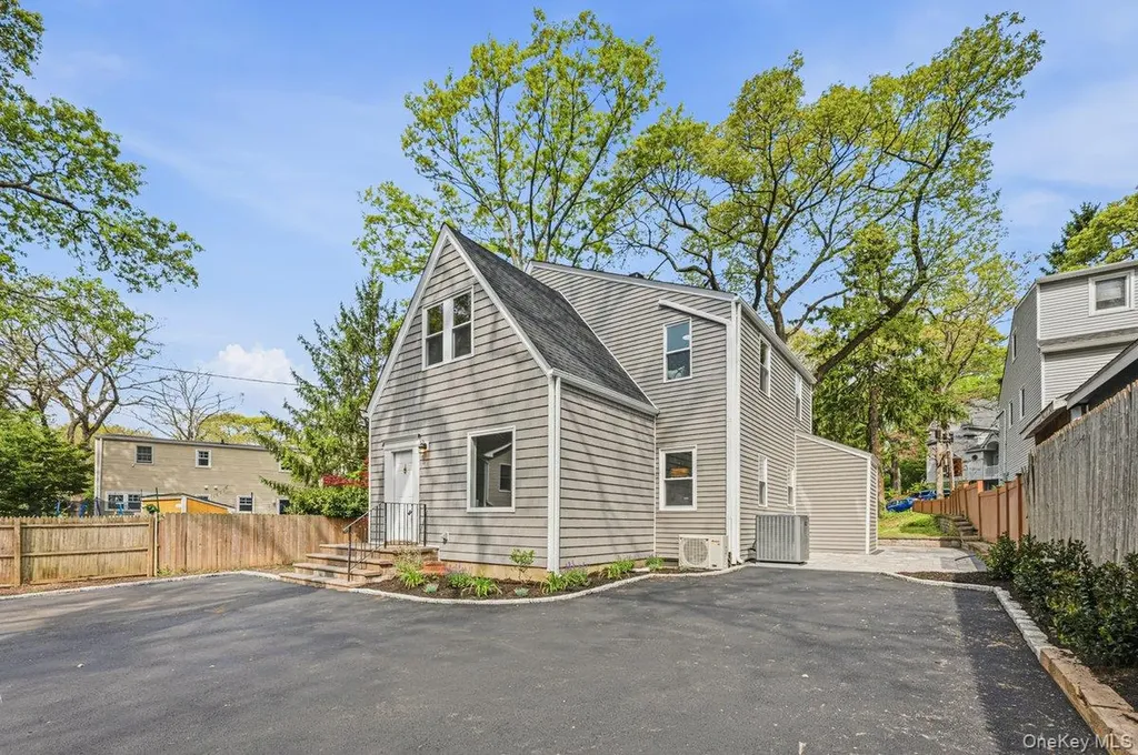10 Harby Drive Huntington NY 11743