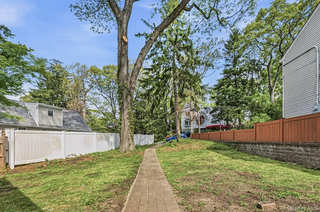 10 Harby Drive Huntington NY 11743