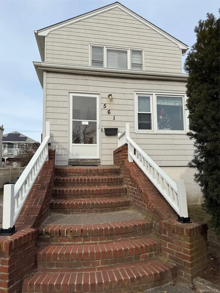 561 E Olive Street Long Beach NY 11561